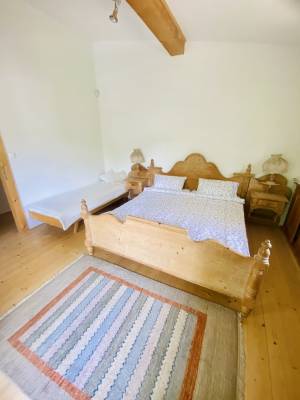 Spálňa s manželskou posteľou a prístelkou, Chata Paradise, Smižany