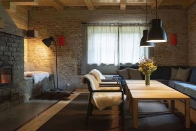 Obývačka s pohovkou, krbom a jedálenský stôl, Horáreň na Váhu, Vikartovce