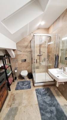 Kúpeľňa so sprchovacím kútom a toaletou, Apartmán 17, Vysoké Tatry