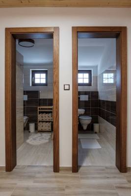 Kúpeľňa so sprchovacím kútom a toaletou a samostatná toaleta, Chata Marguška - u Fera, Oščadnica