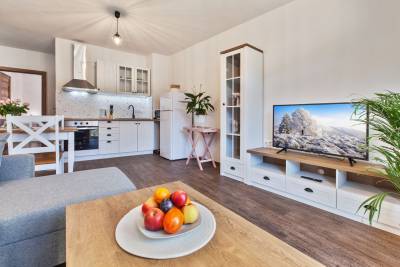 Apartmán Košariská - obývačka s LCD TV prepojená s plne vybavenou kuchyňou, Chata Horehronský dvor, Závadka nad Hronom