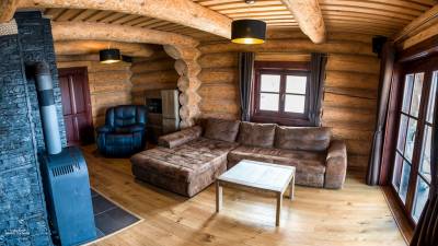 Obývačka s rozkladacím gaučom a krbom, Zrub pod Poľanou, Detvianska Huta