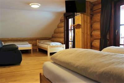 Spálňa s manželskou posteľou a samostatnými lôžkami, Zrub pod Poľanou, Detvianska Huta
