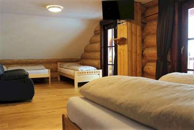 Spálňa s manželskou posteľou, samostatnými posteľami, kreslom a LCD TV, Zrub pod Poľanou, Detvianska Huta