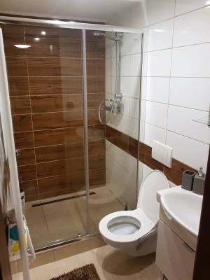 Kúpeľňa so sprchovacím kútom a toaletou, Zrub pod Poľanou, Detvianska Huta