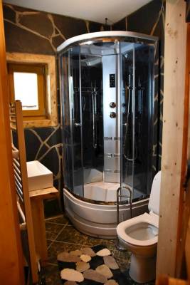 Kúpeľňa so sprchovacím kútom a toaletou, Grand drevenica, Malá Franková