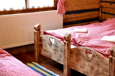 Spálňa s manželskou posteľou a samostatnými lôžkami, Grand drevenica, Malá Franková