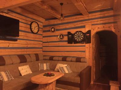 Obývačka s pohovkou, LCD TV a šípkami, Grand drevenica, Malá Franková