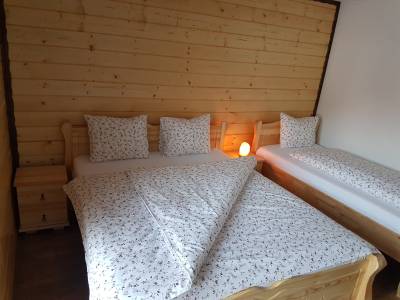 Spálňa s manželskou posteľou a samostatným lôžkom, Chata u Petrenkov, Turecká
