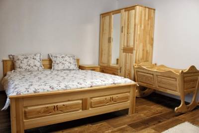 Spálňa s manželskou posteľou a kolískou, Chata u Petrenkov, Turecká