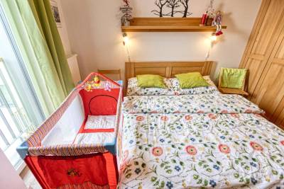Spálňa s manželskou posteľou a detskou postieľkou, Apartmán Kubo, Vysoké Tatry