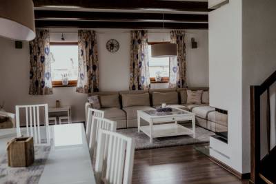 Obývačka s gaučom a jedálenský stôl, Chata Home, Stará Lesná