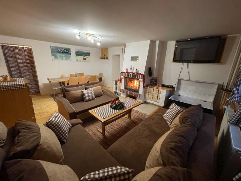 Obývačka s krbom, LCD TV a gaučom, Chata pri vláčiku, Oravská Lesná