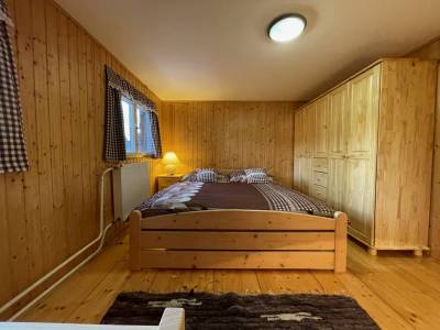 Spálňa s manželskou posteľou, Chata pri vláčiku, Oravská Lesná