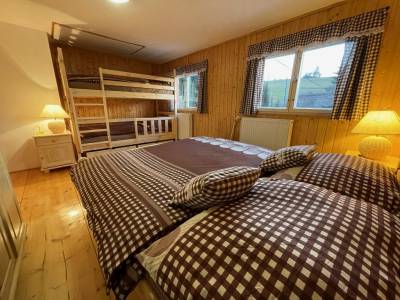 Spálňa s manželskou a poschodovou posteľou, Chata pri vláčiku, Oravská Lesná