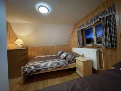 Spálňa s manželskou a 1-lôžkovou posteľou, Chata pri vláčiku, Oravská Lesná