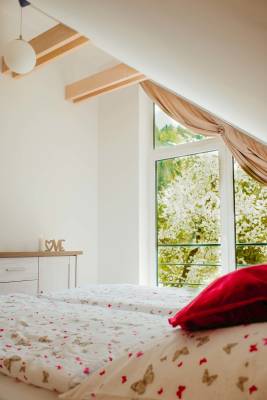 Spálňa s manželskou posteľou a balkónom, Harmónia v Raji, Spišské Tomášovce