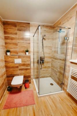 Kúpeľňa so sprchovacím kútom a toaletou, Harmónia v Raji, Spišské Tomášovce